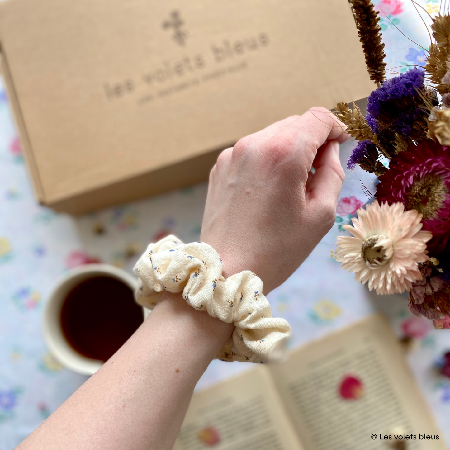 Chouchou bleuet fait main Topette Creation – Accessoire créatif et unique pour vos coiffures.